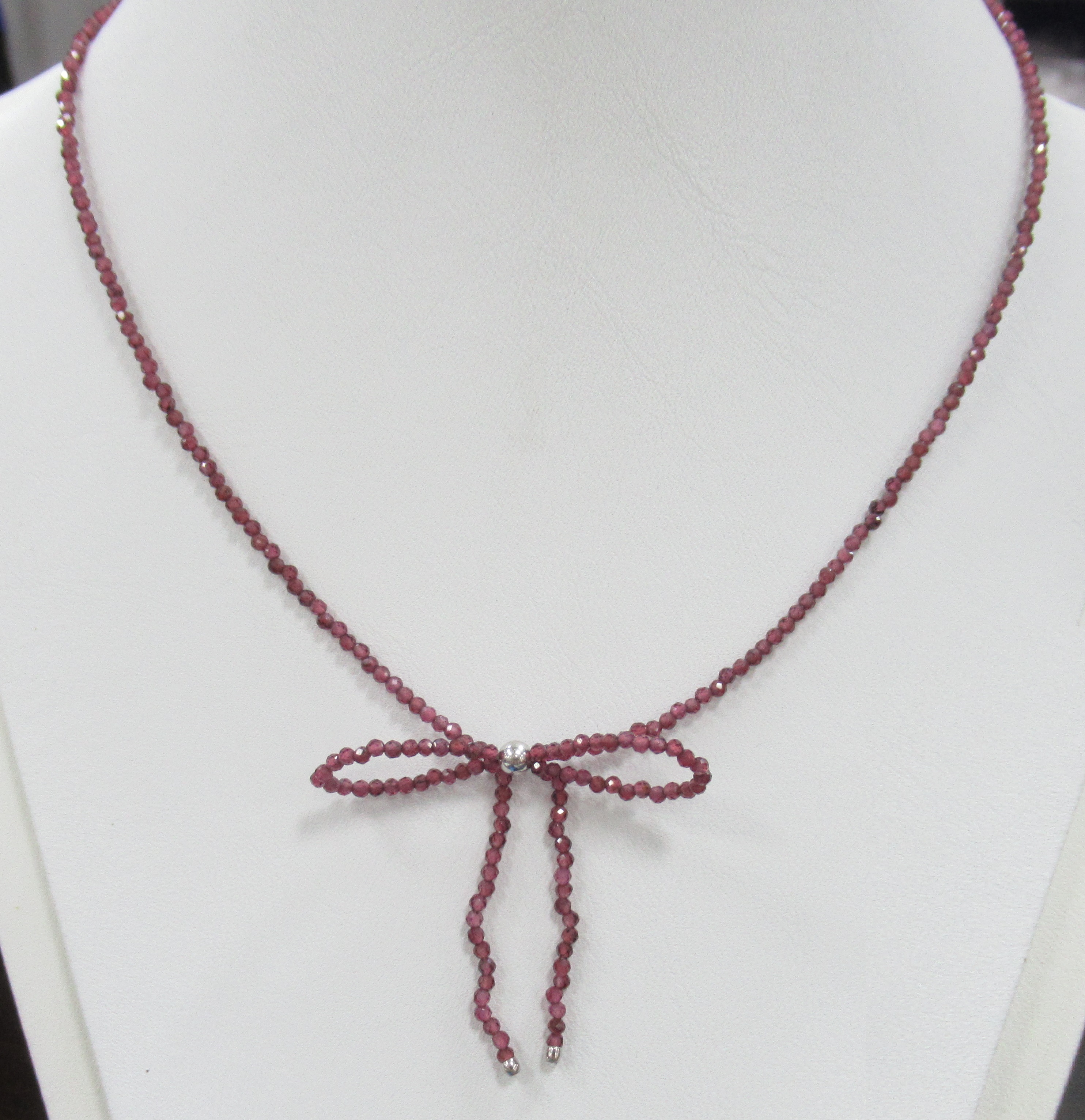 Серебряное колье с гранатами "Бант"